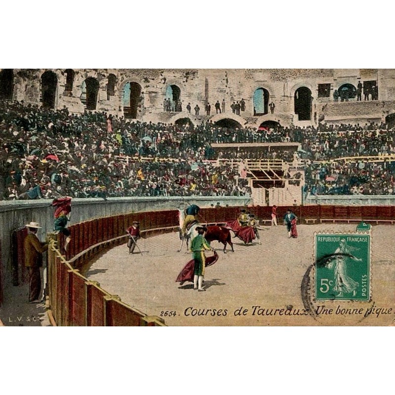 CPA course de taureaux montrant une pique dans des arènes antiques remplies de spectateurs