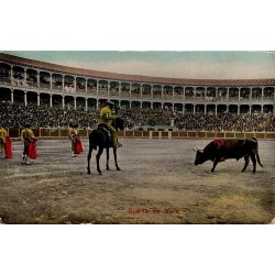 CPSM corrida montrant un picador à cheval face au taureau dans des arènes espagnoles