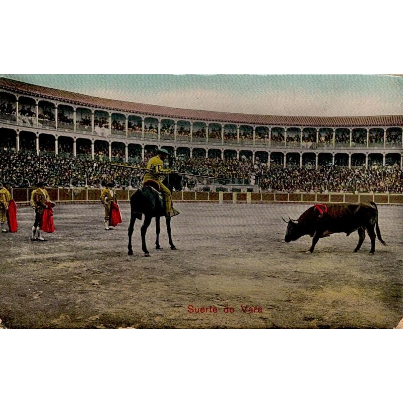 CPSM corrida montrant un picador à cheval face au taureau dans des arènes espagnoles