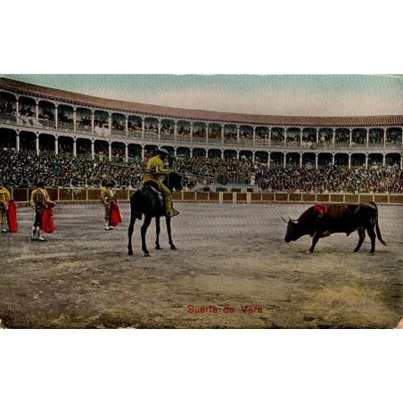 CPSM corrida montrant un picador à cheval face au taureau dans des arènes espagnoles