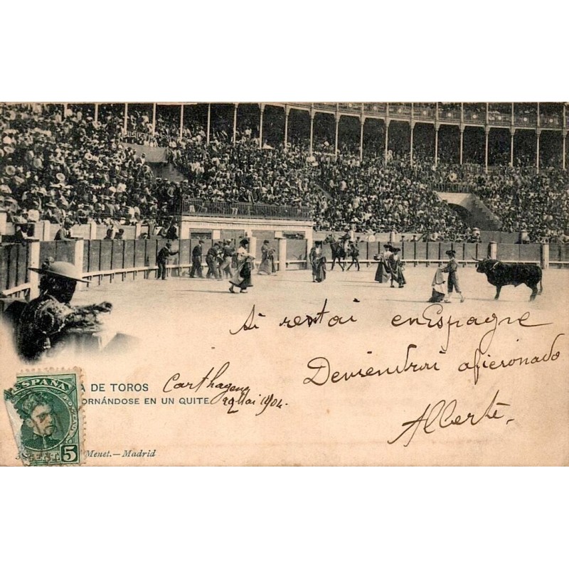 CPA corrida montrant un torero exécutant un quite devant un taureau et des arènes combles