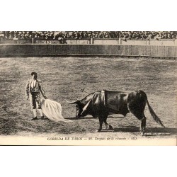 CPA corrida montrant un matador face au taureau après l’estocade dans une arène espagnole