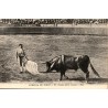 CPA corrida montrant un matador face au taureau après l’estocade dans une arène espagnole