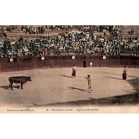 CPA corrida montrant un banderillero appelant le taureau devant les gradins d’une arène