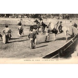 CPA corrida montrant le travail de deux picadors à cheval face au taureau dans l’arène