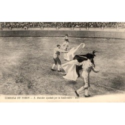 CPA corrida montrant un matador aidé par ses banderilleros face à un taureau en charge