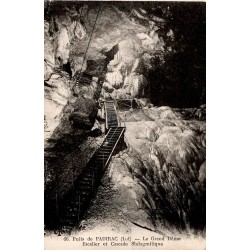 Carte postale ancienne du Puits de Padirac (Lot) avec Grand Dôme, escalier naturel et cascade stalagmitique