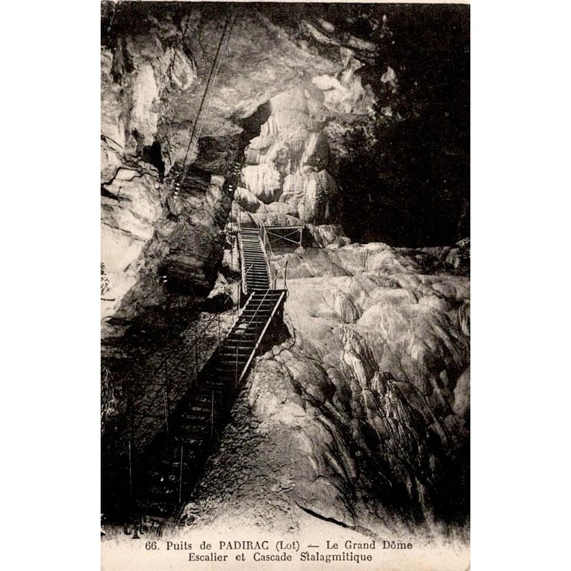 Carte postale ancienne du Puits de Padirac (Lot) avec Grand Dôme, escalier naturel et cascade stalagmitique