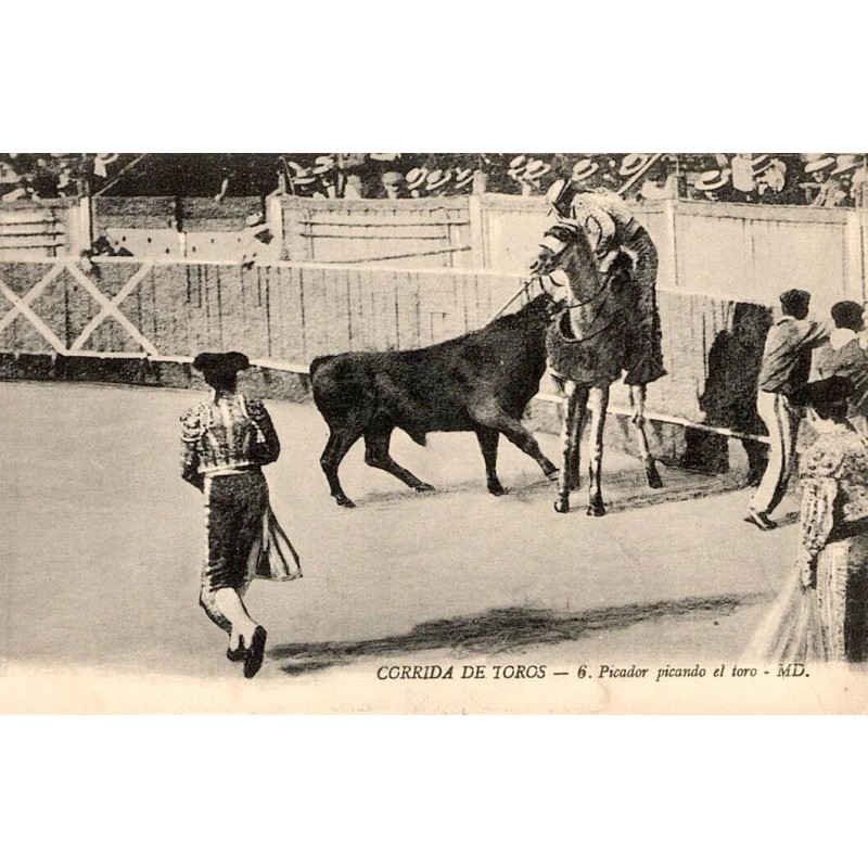 CPA corrida montrant un picador à cheval piquant un taureau près de la barrière de l’arène