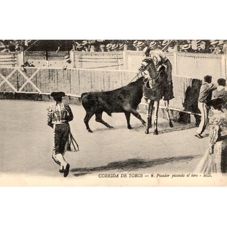 CPA corrida montrant un picador à cheval piquant un taureau près de la barrière de l’arène