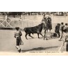 CPA corrida montrant un picador à cheval piquant un taureau près de la barrière de l’arène