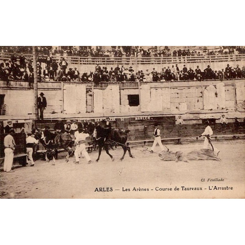 CPA Arles montrant l’arrastre d’un taureau par un attelage dans les arènes romaines
