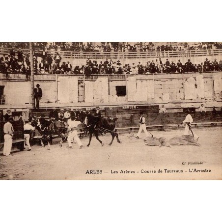 CPA Arles montrant l’arrastre d’un taureau par un attelage dans les arènes romaines