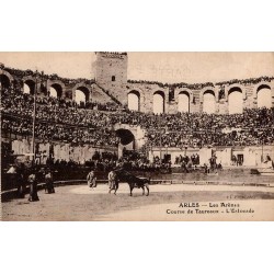 CPA Arles montrant l’estocade pendant une course de taureaux dans les arènes romaines combles