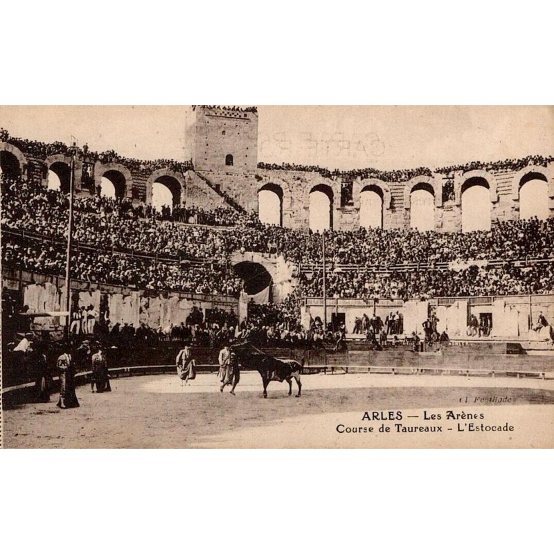 CPA Arles montrant l’estocade pendant une course de taureaux dans les arènes romaines combles