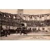 CPA Arles montrant l’estocade pendant une course de taureaux dans les arènes romaines combles