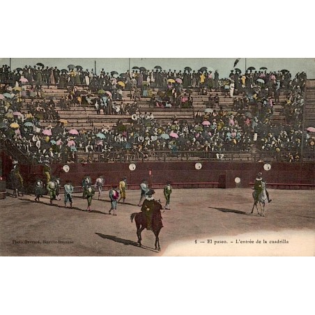 CPA corrida montrant le paseo et l’entrée de la cuadrilla avec toreros et picadors dans l’arène