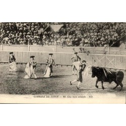 CPA corrida montrant un matador portant une mauvaise estocade à un taureau dans l’arène