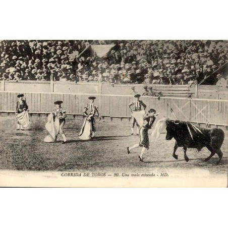 CPA corrida montrant un matador portant une mauvaise estocade à un taureau dans l’arène