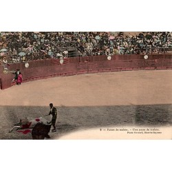 CPA corrida montrant un matador exécutant une passe de muleta devant un taureau dans l’arène
