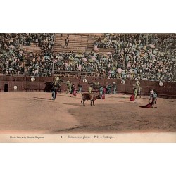 CPA corrida montrant un picador à cheval prêt à piquer le taureau dans une arène animée