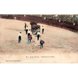 CPA corrida montrant l’arrastre et l’enlèvement du taureau par trois mules dans une arène