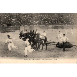 CPA corrida montrant l’arrastre d’un taureau mort par un attelage de trois mules dans l’arène