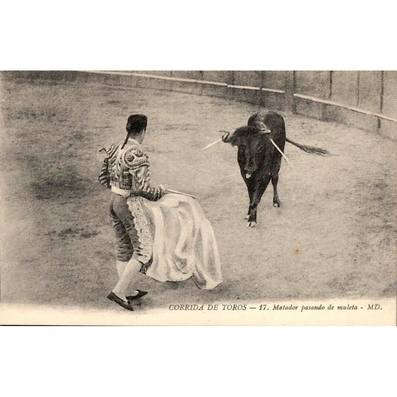 CPA corrida montrant un matador exécutant une passe de muleta face à un taureau portant des banderilles