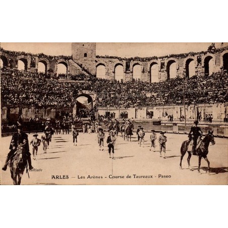 CPA Arles montrant le paseo de la cuadrilla pendant une course de taureaux dans les arènes