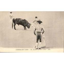 CPA corrida montrant un matador portant l’estocade à un taureau devant deux membres de la cuadrilla