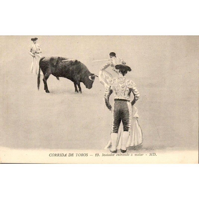 CPA corrida montrant un matador portant l’estocade à un taureau devant deux membres de la cuadrilla
