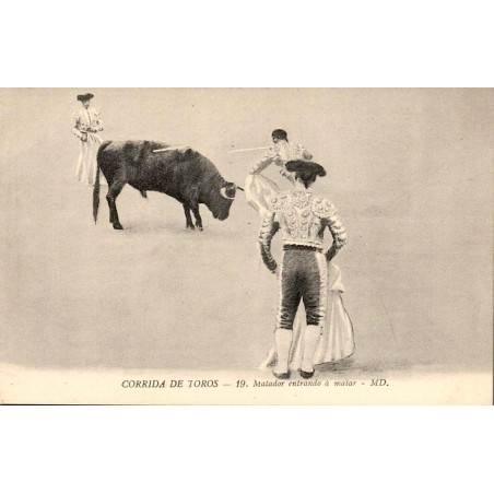 CPA corrida montrant un matador portant l’estocade à un taureau devant deux membres de la cuadrilla