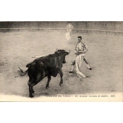 CPA corrida montrant un matador travaillant de muleta devant un taureau portant des banderilles