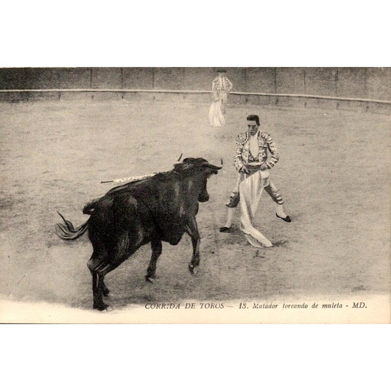 CPA corrida montrant un matador travaillant de muleta devant un taureau portant des banderilles