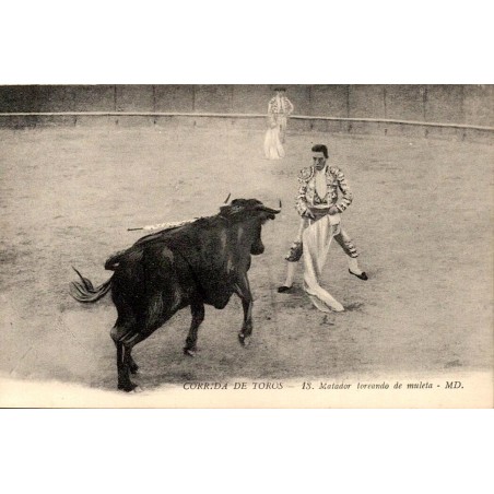 CPA corrida montrant un matador travaillant de muleta devant un taureau portant des banderilles