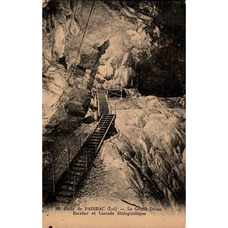 Carte postale ancienne du Puits de Padirac (Lot) montrant le Grand Dôme, l’escalier naturel et la cascade stalagmitique