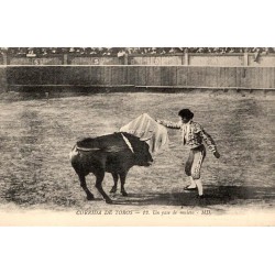 CPA corrida montrant un matador exécutant une passe de muleta au-dessus d’un taureau