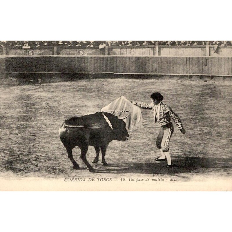 CPA corrida montrant un matador exécutant une passe de muleta au-dessus d’un taureau
