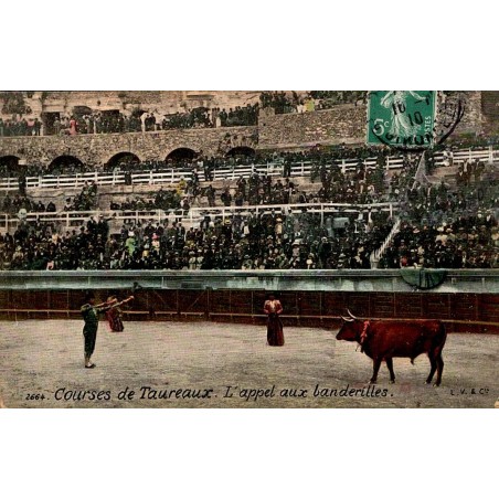 CPA course de taureaux montrant l’appel aux banderilles dans des arènes anciennes remplies