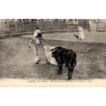 CPA corrida montrant un matador provoquant avec sa muleta un taureau portant des banderilles