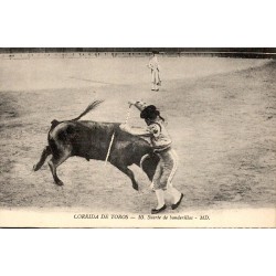 CPA corrida montrant un banderillero posant ses banderilles au-dessus des cornes du taureau