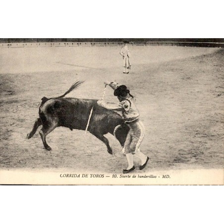 CPA corrida montrant un banderillero posant ses banderilles au-dessus des cornes du taureau