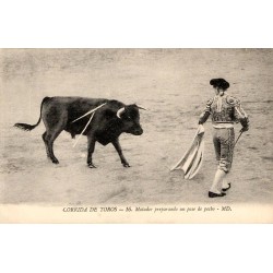 CPA corrida montrant un matador préparant une passe de poitrine face à un taureau