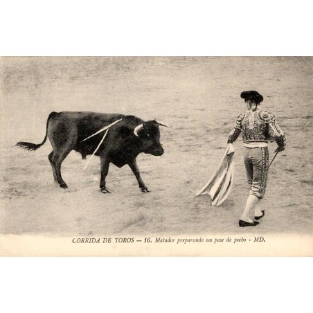 CPA corrida montrant un matador préparant une passe de poitrine face à un taureau