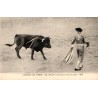 CPA corrida montrant un matador préparant une passe de poitrine face à un taureau