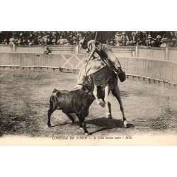 CPA corrida montrant un picador à cheval exécutant une pique face à un taureau dans l’arène