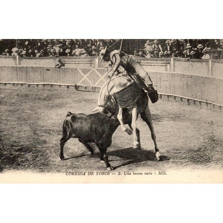 CPA corrida montrant un picador à cheval exécutant une pique face à un taureau dans l’arène
