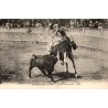 CPA corrida montrant un picador à cheval exécutant une pique face à un taureau dans l’arène