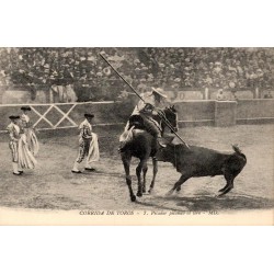CPA corrida montrant un picador à cheval piquant un taureau pendant le tercio de piques