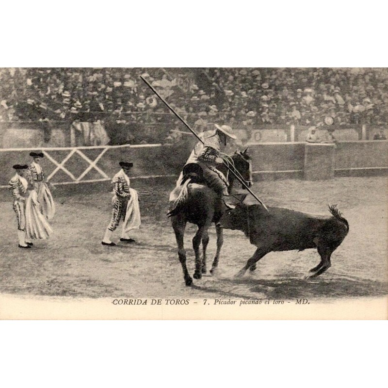 CPA corrida montrant un picador à cheval piquant un taureau pendant le tercio de piques